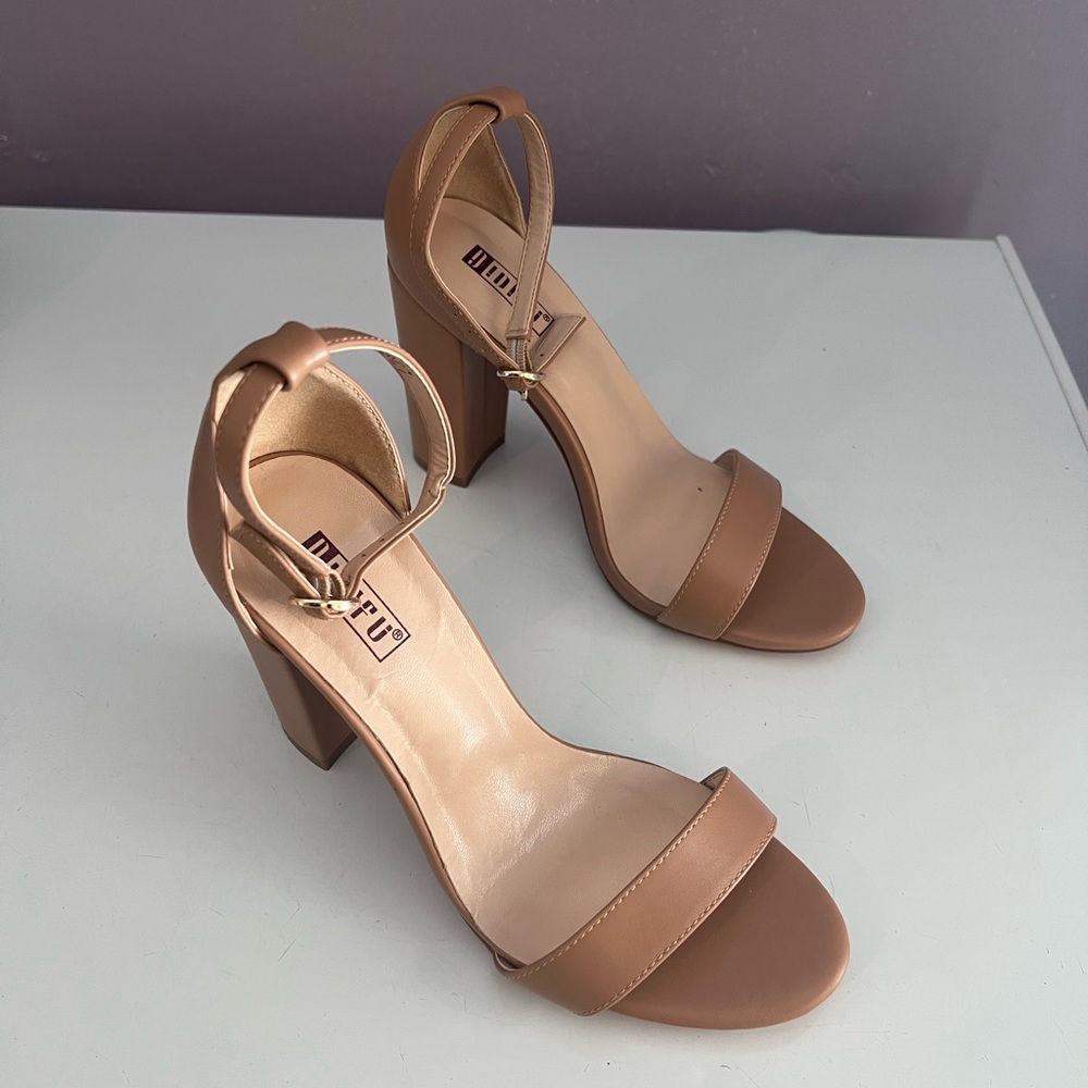 Sandalias con tacón de bloque, tamaño 7,  Color NUDE. Nuevos. NEW, NO TAGS.